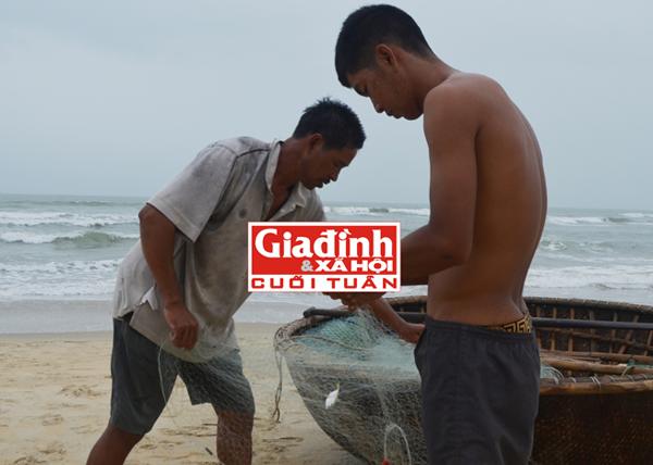 Ông Độ và đứa con thứ 5 ngày ngày dãi dầu với biển.