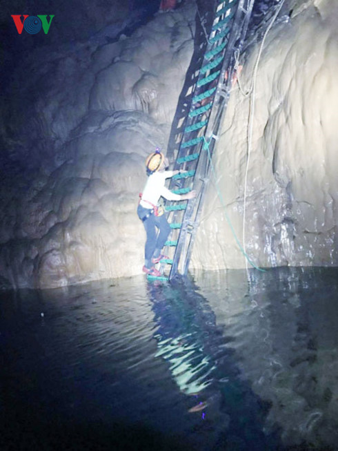 quang binh dong y cho lap thang sat tren vach hang dong son doong hinh 1