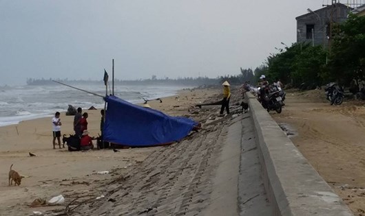 Quảng Bình: Lật thuyền, một người mất tích trên biển