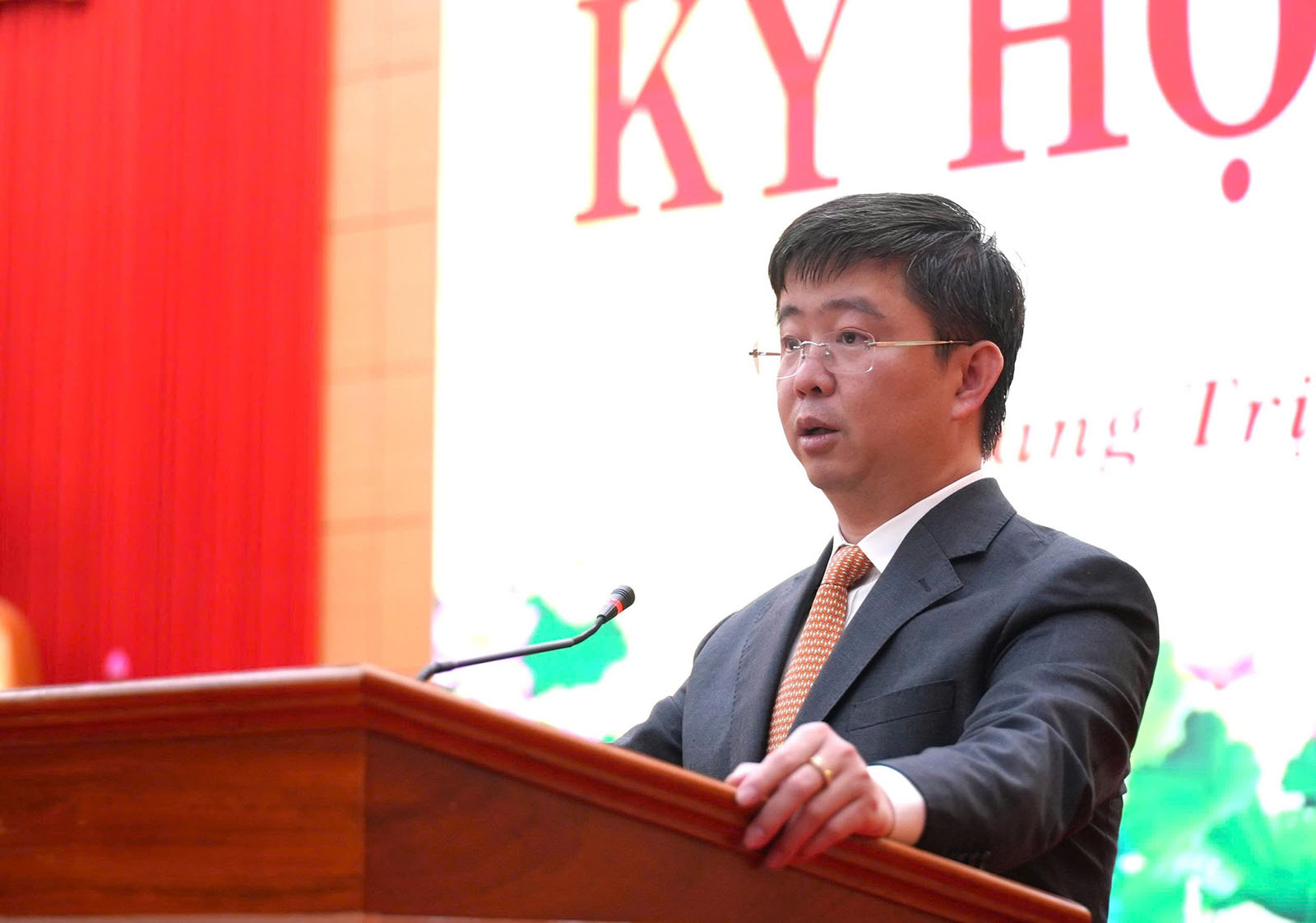 Các cơ quan, đơn vị, địa phương và cá nhân không tổ chức đoàn đến thăm hỏi, tặng hoa chúc mừng ảnh hưởng đến thời gian, công việc chung